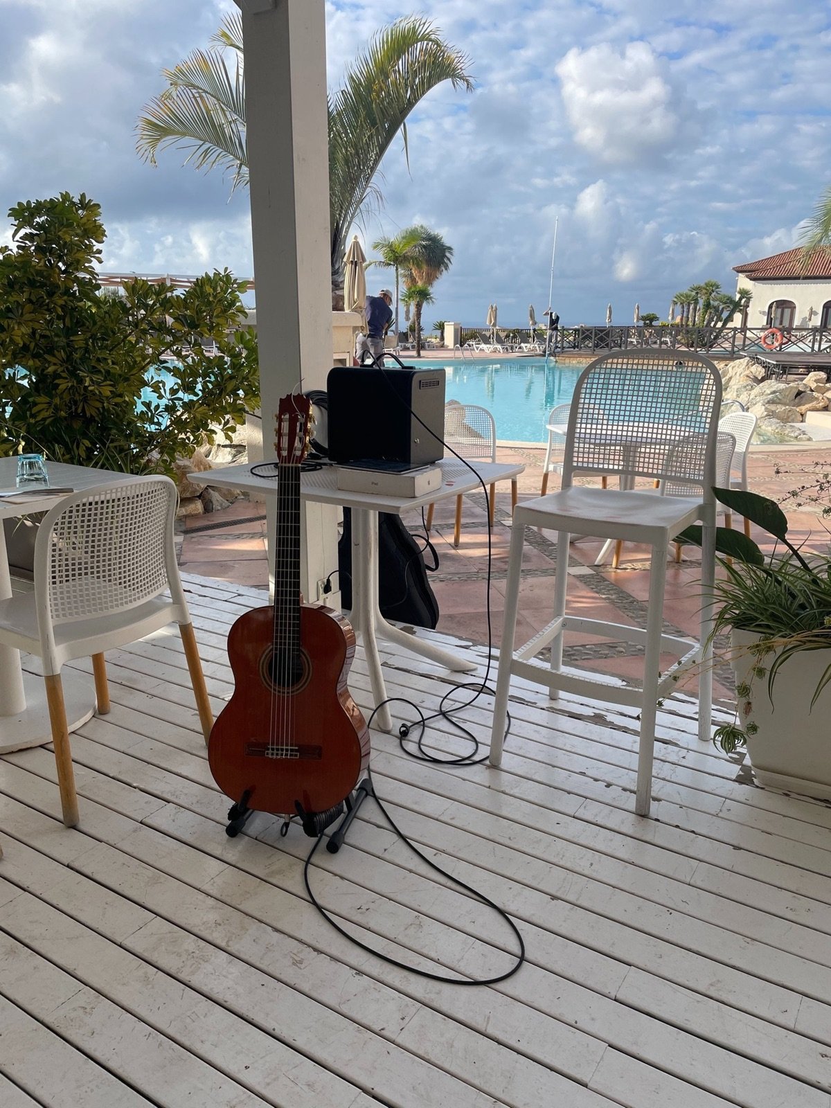 Guitarra española preparada frente a la piscina de un hotel