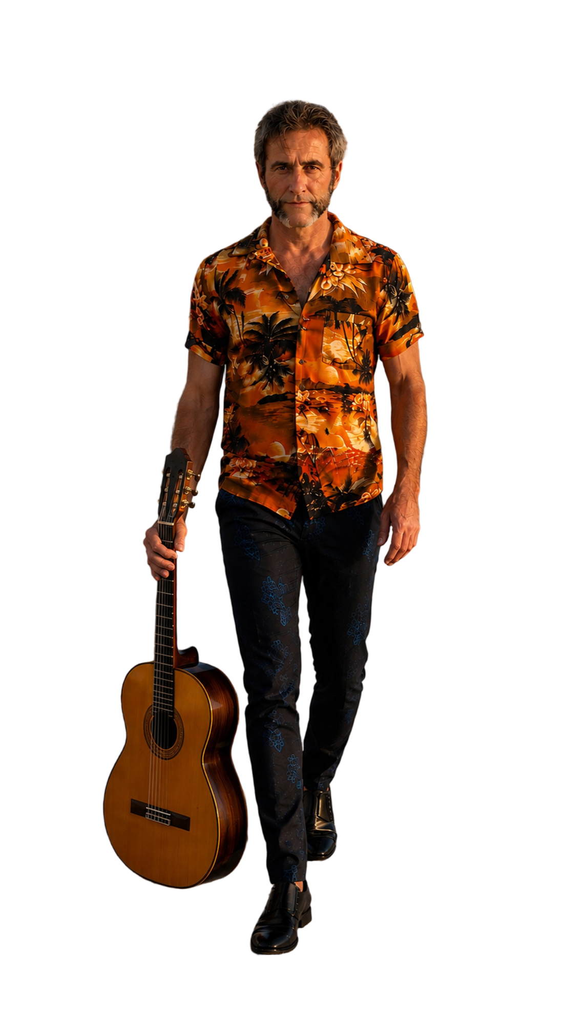 Kike Argandoña caminando con su guitarra española por el paseo de Benidorm