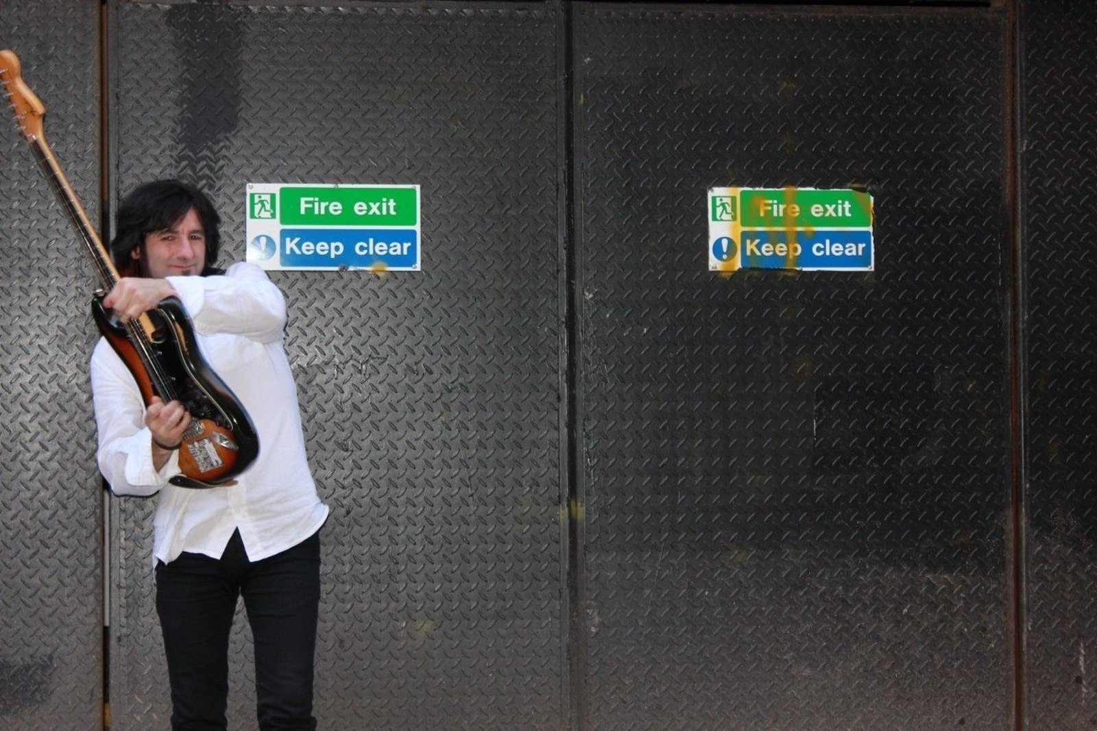 Kike con su guitarra en Manchester