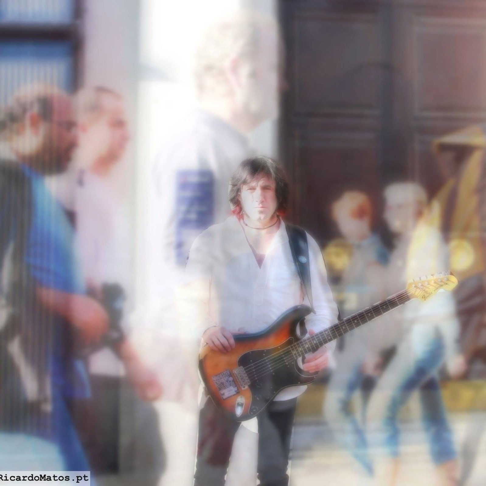 Kike tocando en la calle en Manchester