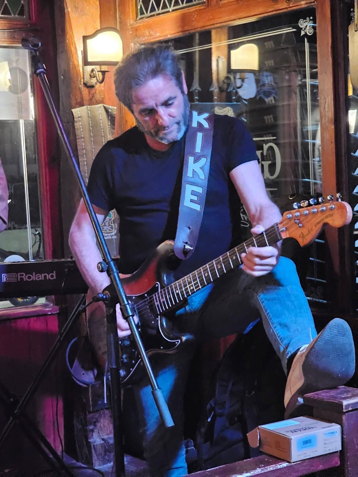 Kike tocando en directo con una Stratocaster